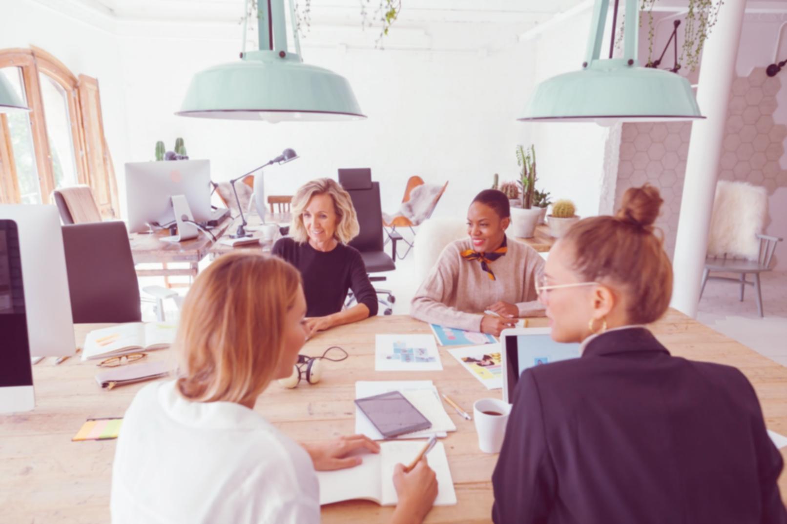 Ondernemer werkt aan financieel overzicht tijdens webinar