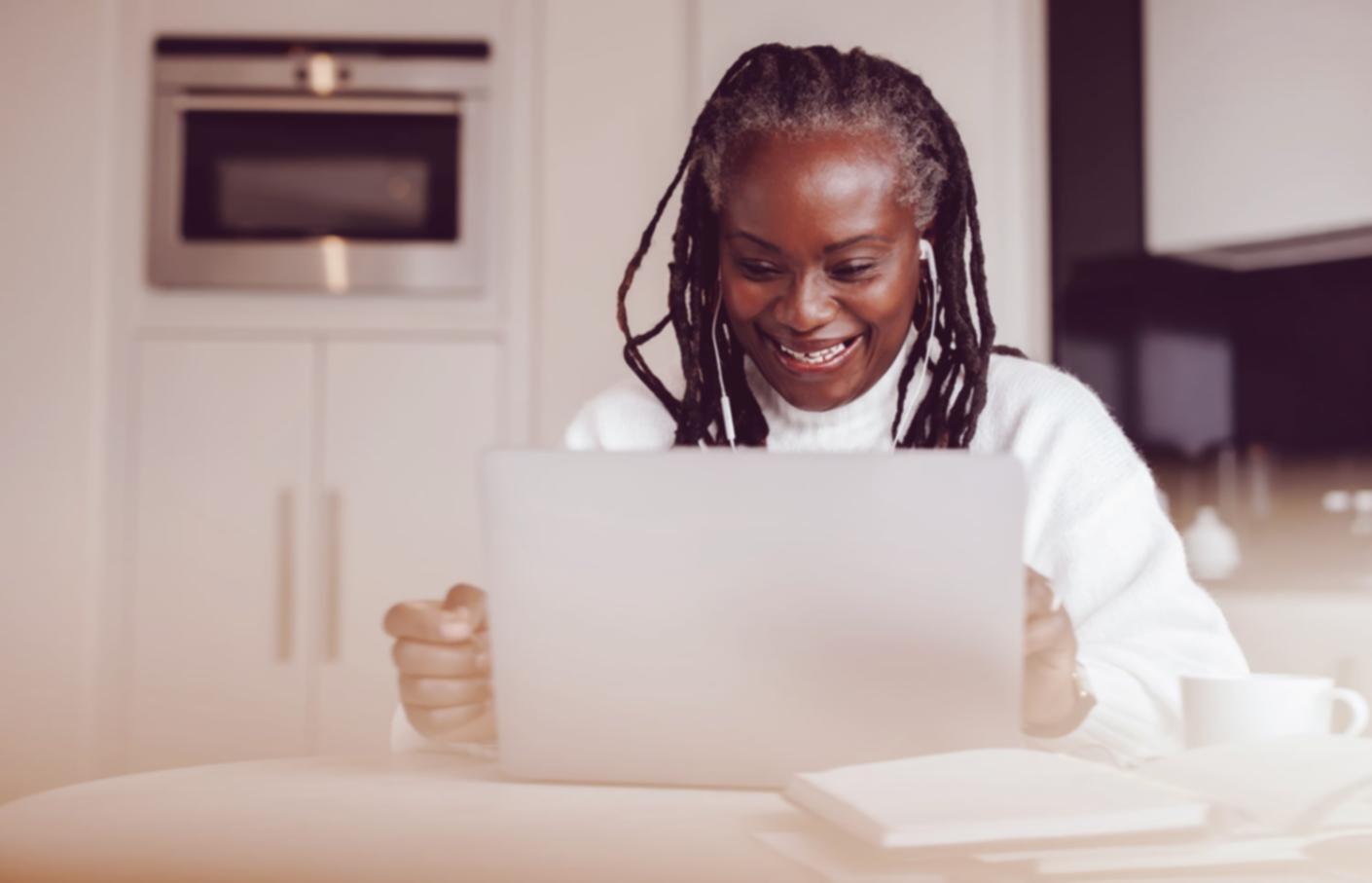 Ondernemer analyseert budgetoverzicht tijdens webinar