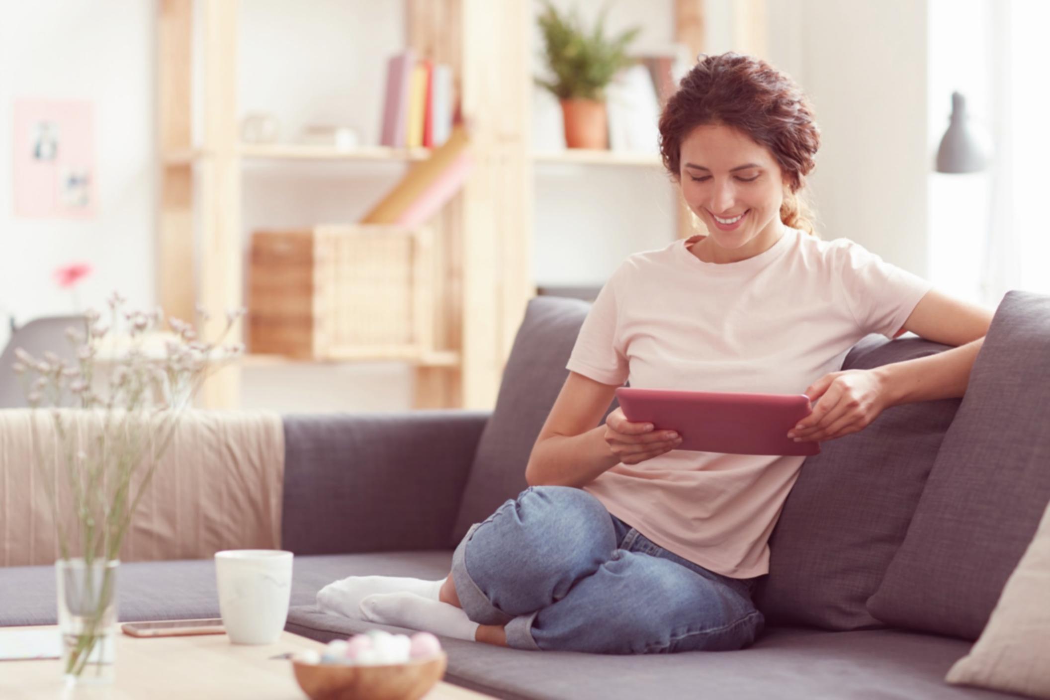 Ondernemer werkt aan een financieel overzicht tijdens een webinar